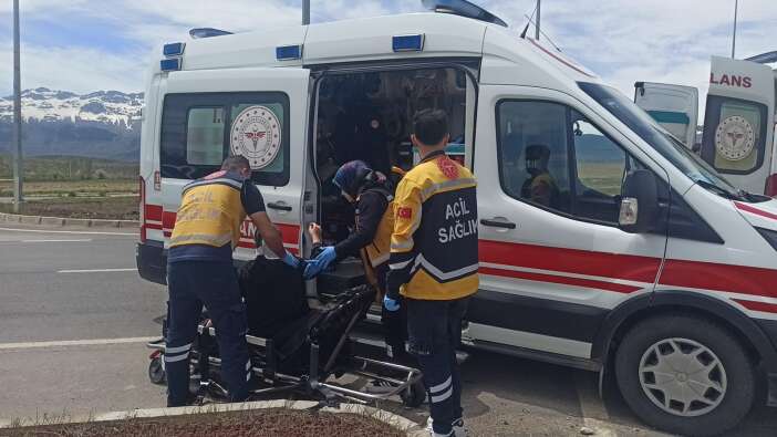 konyada-kamyonet-ile-otomobil-carpisti-2si-cocuk-4-kisi-yaralandi