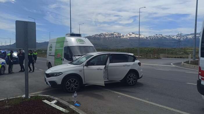 konyada-kamyonet-ile-otomobil-carpisti-2si-cocuk-4-kisi-yaralandi
