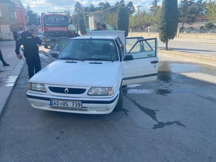 konyada-park-halindeki-otomobilde-yangin-cikti-surucu-yaralandi