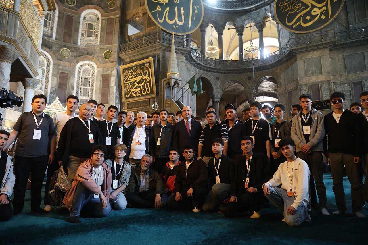 baskan-altay-genc-seyyah-katilimcisi-ogrencilerle-istanbulda-bulustu
