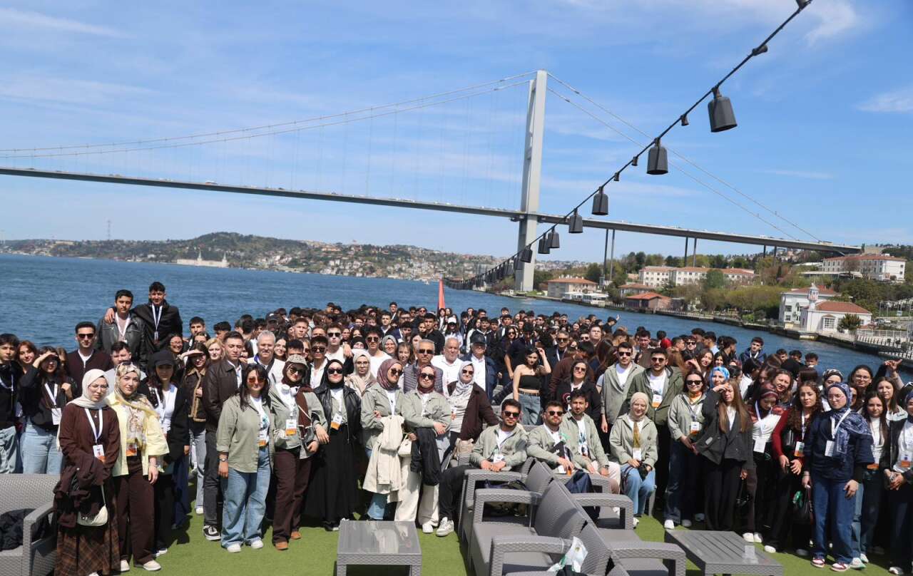 baskan-altay-genc-seyyah-katilimcisi-ogrencilerle-istanbulda-bulustu