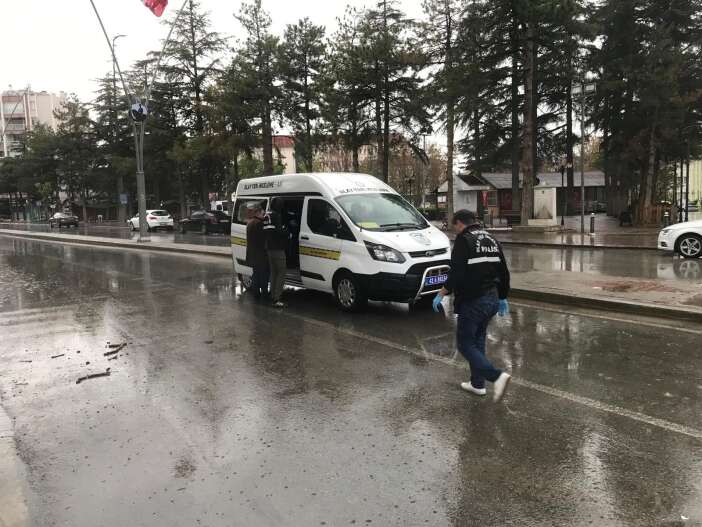 konyada-kuyumcu-soygunu-kaza-yapan-supheliler-caldiklarini-birakip-kacti