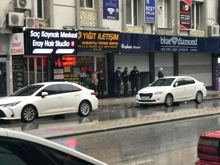 konyada-kuyumcu-soygunu-kaza-yapan-supheliler-caldiklarini-birakip-kacti