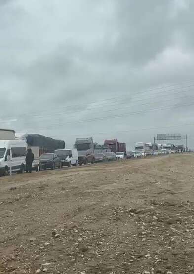 konyada-lastigi-patlayan-tir-devrildi