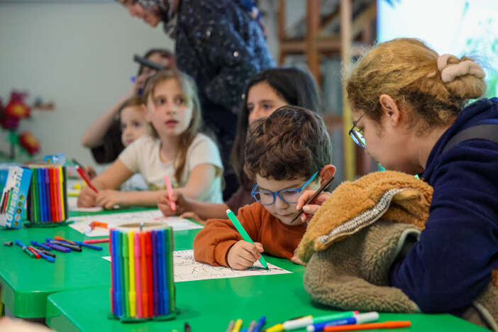 konyada-minikler-kelebeklerin-icinde-hem-egleniyor-hem-ogreniyor