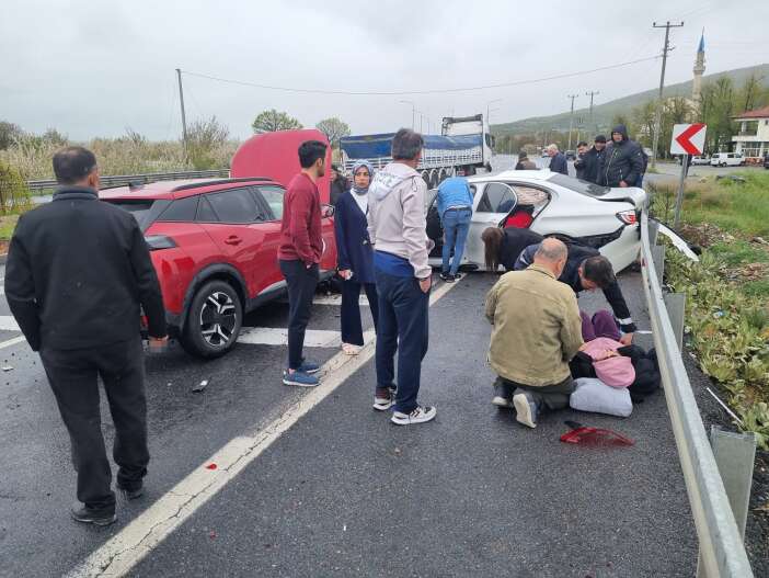 konyada-siddetli-yagis-kazaya-neden-oldu-4-kisi-yaralandi
