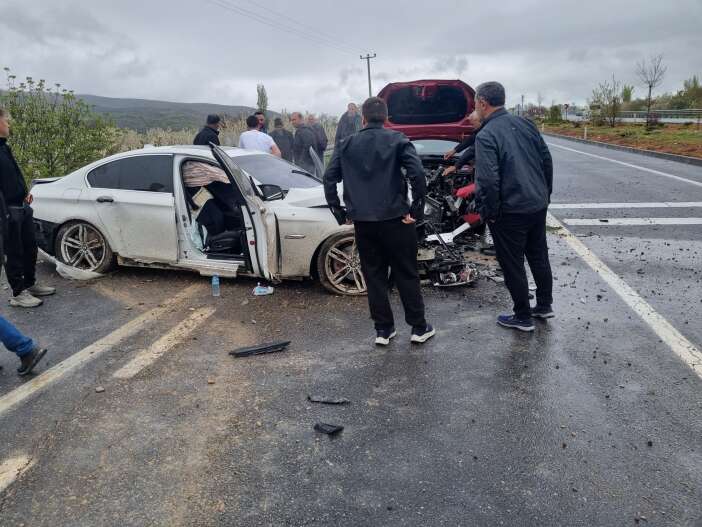 konyada-siddetli-yagis-kazaya-neden-oldu-4-kisi-yaralandi