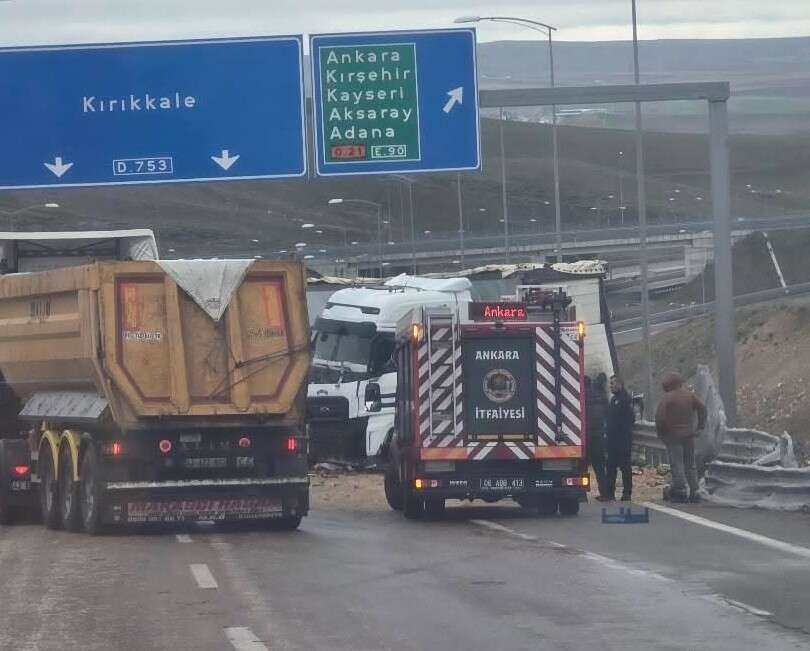 konyada-tir-kazasi-meyve-sebzeler-yola-sacildi