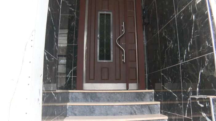 apartmanda-korku-dolu-anlar-cocuklara-saldirip-bicakla-kapiya-dayandi