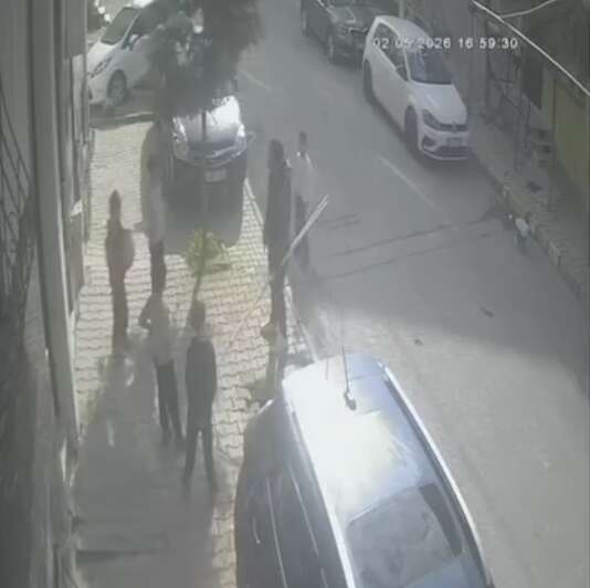 apartmanda-korku-dolu-anlar-cocuklara-saldirip-bicakla-kapiya-dayandi