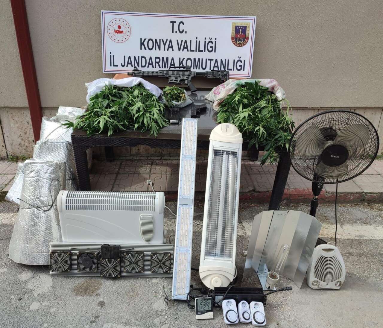 konyada-zehir-tacirlerine-darbe-71-kisi-yakalandi-14u-tutuklandi