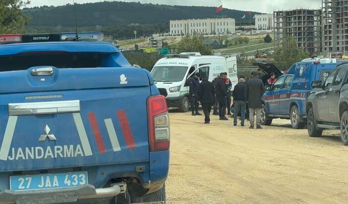 ormanlik-alandaki-luks-aracin-icinden-ceset-cikti
