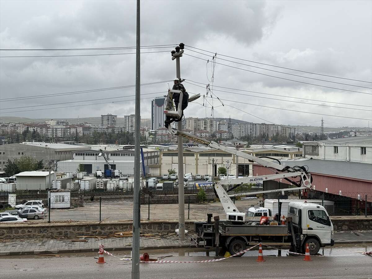 sanliurfa-ve-gaziantepte-firtina-yikti-gecti-can-kaybi-ve-buyuk-hasar-var