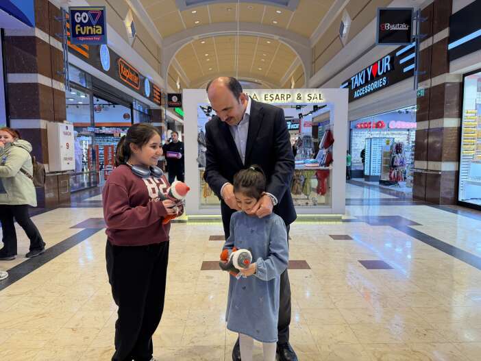 baskan-altaydan-avmde-cocuklara-surpriz