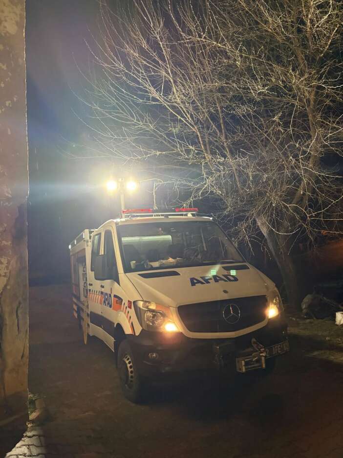 konya-ekipleri-alarma-geciren-olay-ev-ve-yolun-bir-kismi-toprak-altinda-kaldi