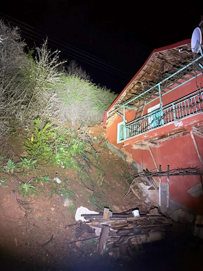 konya-ekipleri-alarma-geciren-olay-ev-ve-yolun-bir-kismi-toprak-altinda-kaldi