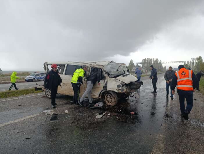 konyada-kaza-bu-minibusten-sag-cikti