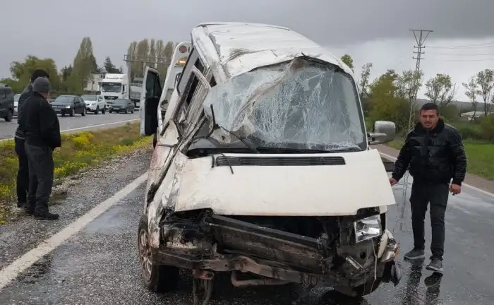 konyada-kaza-bu-minibusten-sag-cikti
