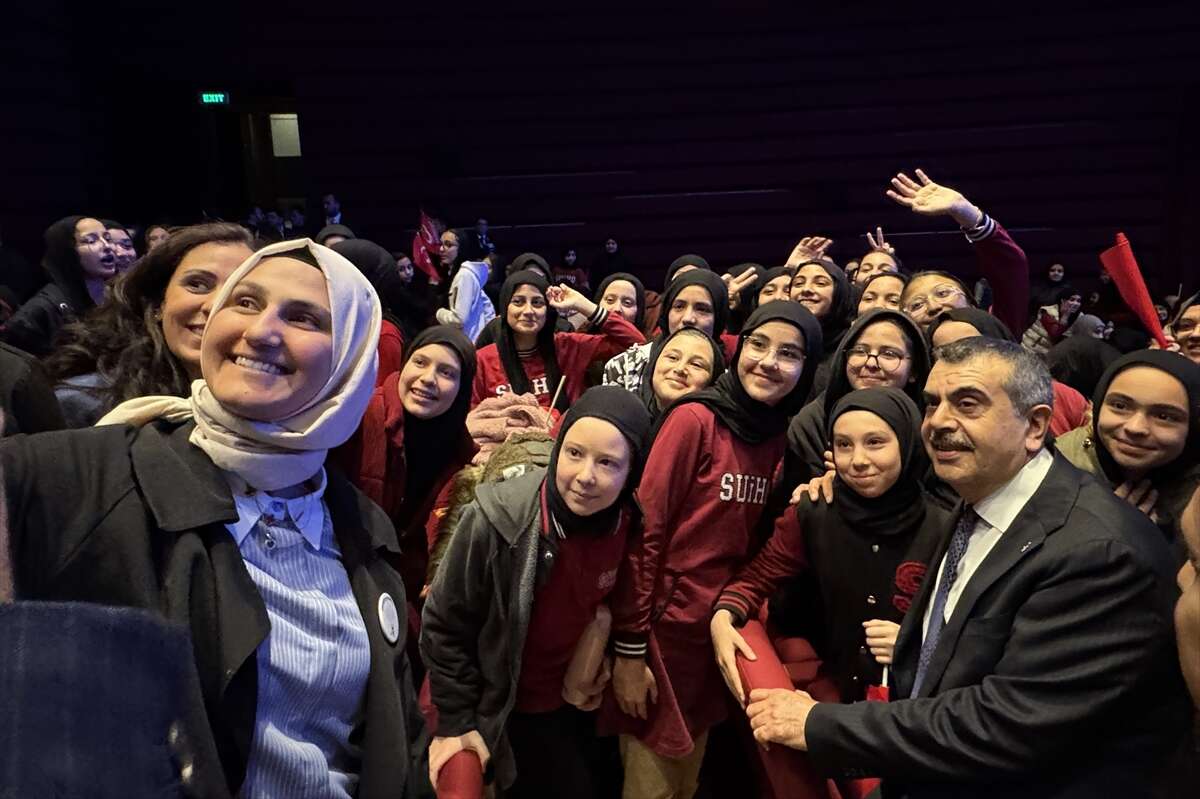 bakan-tekin-konyada-evlatlarimizi-ekranlarin-insafina-terk-etmemeliyiz