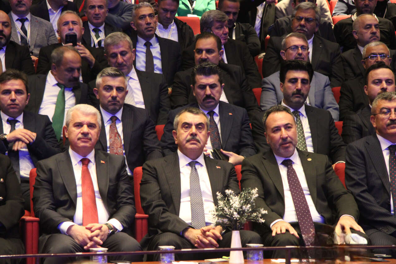 bakan-tekin-konyada-evlatlarimizi-ekranlarin-insafina-terk-etmemeliyiz