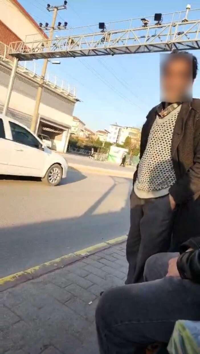 durakta-mide-bulandiran-goruntuler-genc-kizi-boyle-taciz-etti