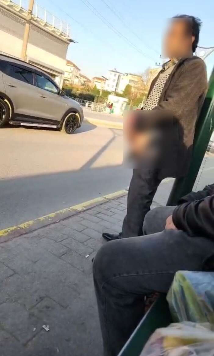 durakta-mide-bulandiran-goruntuler-genc-kizi-boyle-taciz-etti