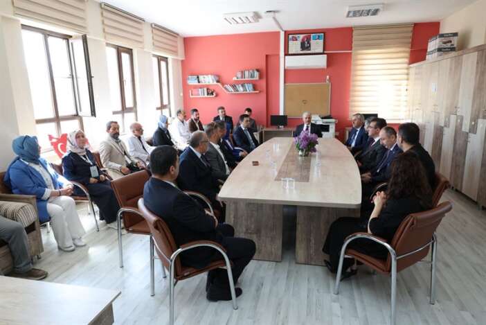 konyada-gelecegin-bilim-insanlari-projelerini-vali-akina-anlatti