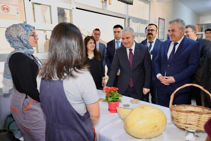 konyada-gelecegin-bilim-insanlari-projelerini-vali-akina-anlatti