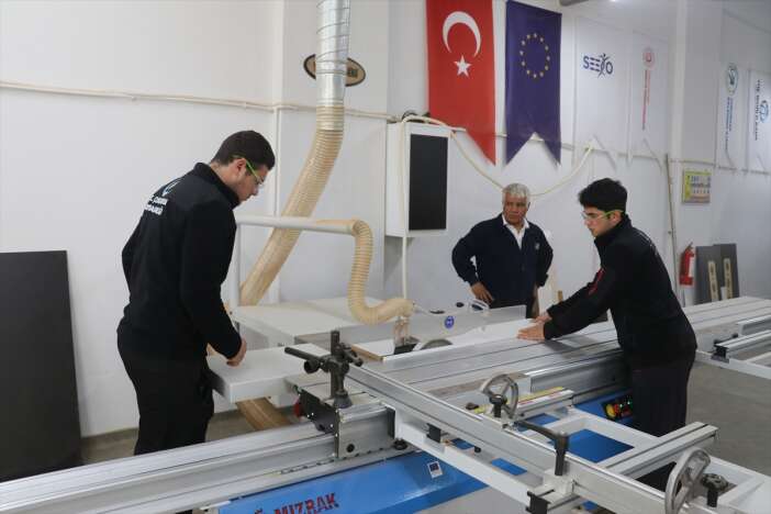 kadinlar-ve-gencler-bu-atolyede-gelecegi-sekillendiriyor