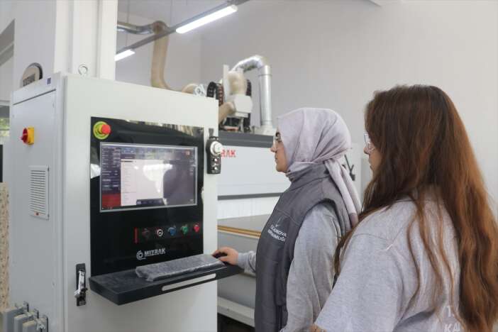 kadinlar-ve-gencler-bu-atolyede-gelecegi-sekillendiriyor
