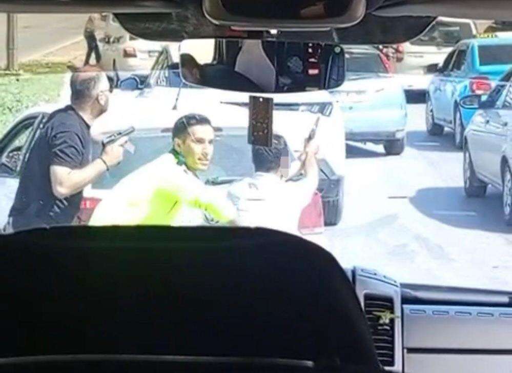 film-gibi-rehine-krizi-kiz-arkadasiyla-taksiciyi-rehin-aldi-polise-ates-acti