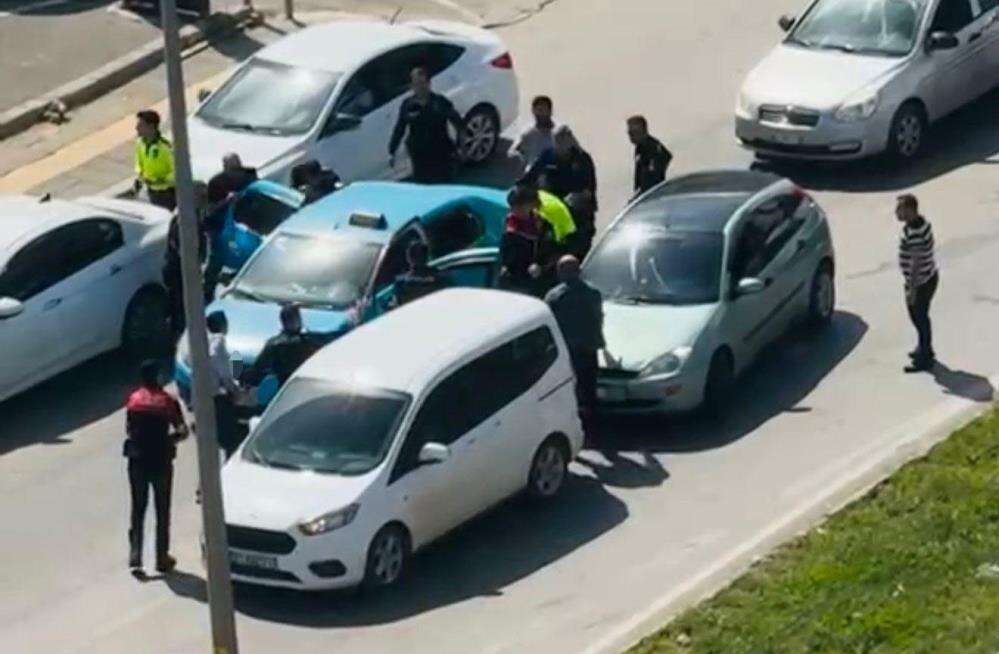 film-gibi-rehine-krizi-kiz-arkadasiyla-taksiciyi-rehin-aldi-polise-ates-acti
