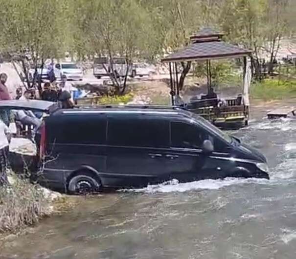 konyada-freni-bosalan-minibus-aygirdibi-selalesine-girdi