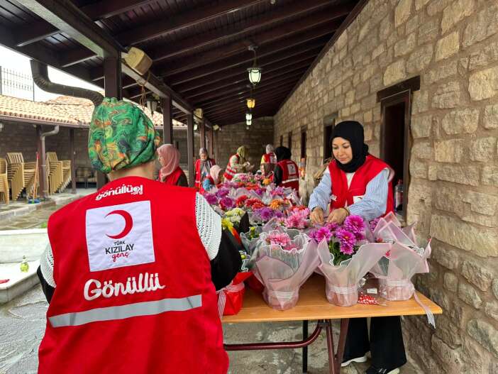 konyada-kizilay-gonulluleri-yalniz-yasayan-anneleri-unutmadi