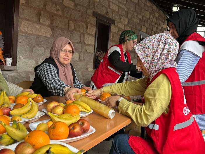 konyada-kizilay-gonulluleri-yalniz-yasayan-anneleri-unutmadi
