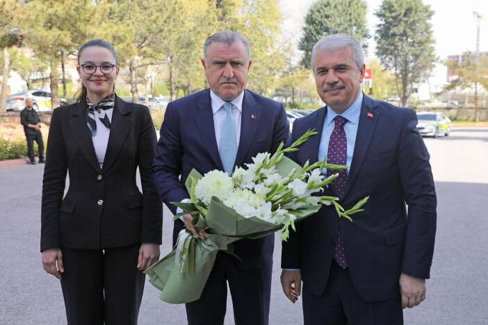 bakan-bak-konya-valiliginde-spor-yatirimlari-masaya-yatirildi