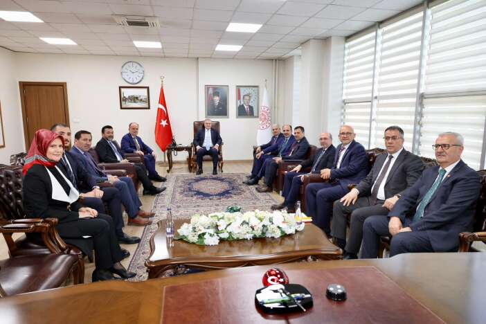 bakan-bak-konya-valiliginde-spor-yatirimlari-masaya-yatirildi