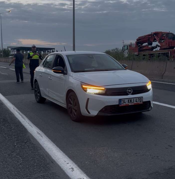kaza-ihbarina-gelen-polise-otomobil-carpti