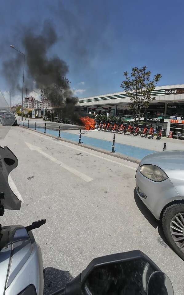 konyada-avm-onunde-motosiklet-alev-aldi-kuryenin-mudahalesi-kamerada