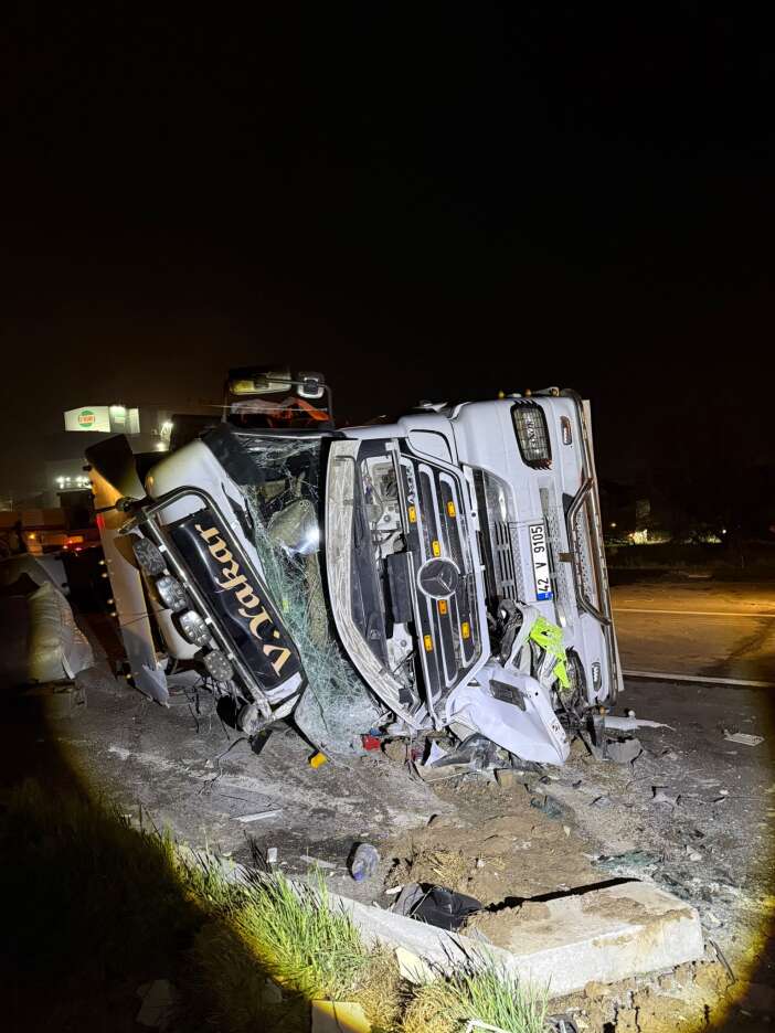 konyada-aycicegi-yuklu-tir-devrildi-trafik-durdu