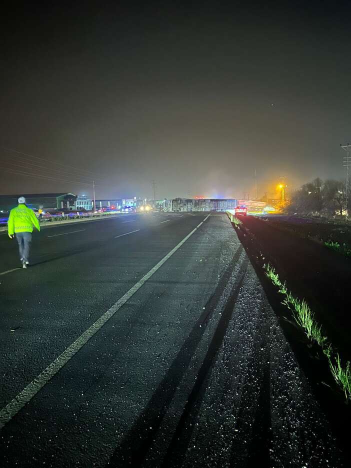 konyada-aycicegi-yuklu-tir-devrildi-trafik-durdu