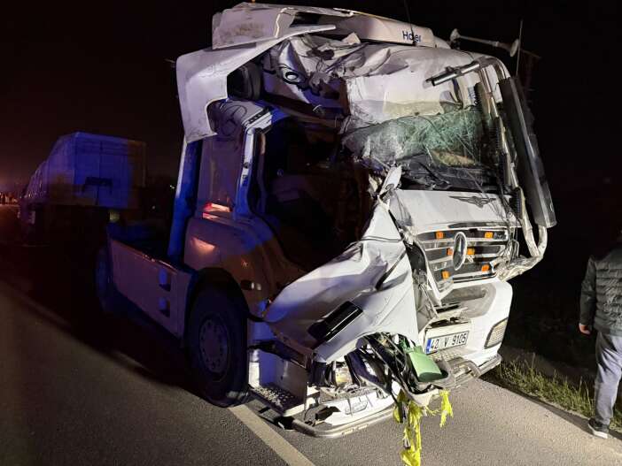 konyada-aycicegi-yuklu-tir-devrildi-trafik-durdu