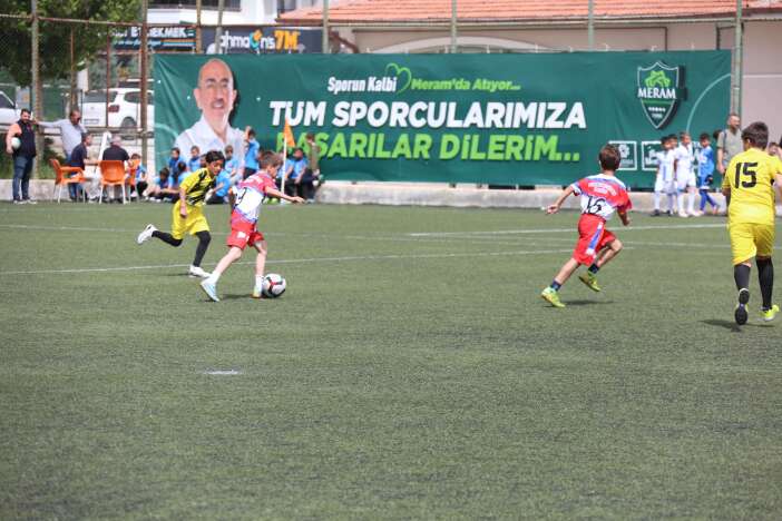 konyada-gelenek-bozulmadi-minik-futbolcular-yine-sahada