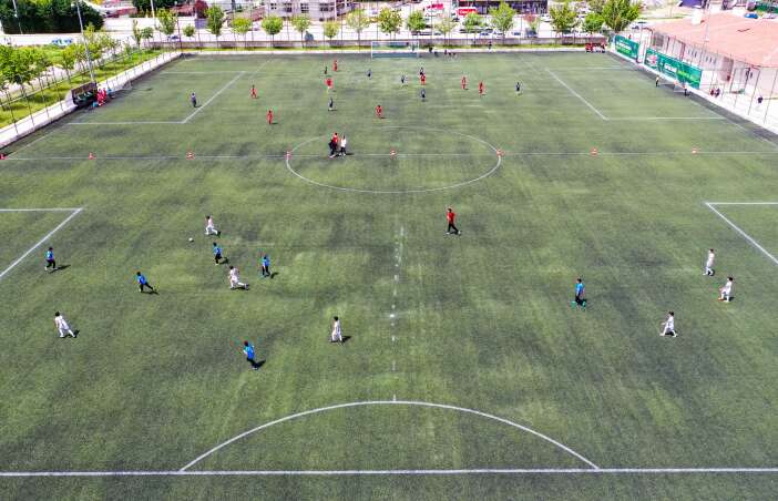 konyada-gelenek-bozulmadi-minik-futbolcular-yine-sahada