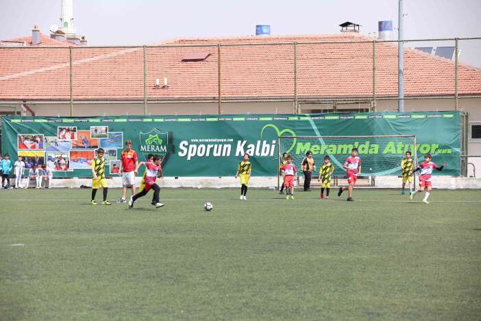 konyada-gelenek-bozulmadi-minik-futbolcular-yine-sahada