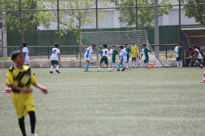 konyada-gelenek-bozulmadi-minik-futbolcular-yine-sahada
