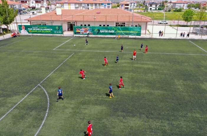 konyada-gelenek-bozulmadi-minik-futbolcular-yine-sahada