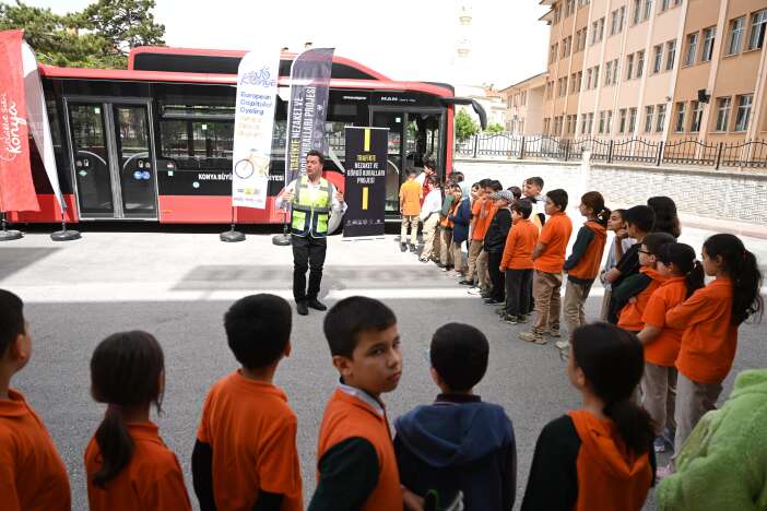 konyada-nezaket-otobusu-cocuklara-trafik-bilinci-asiliyor