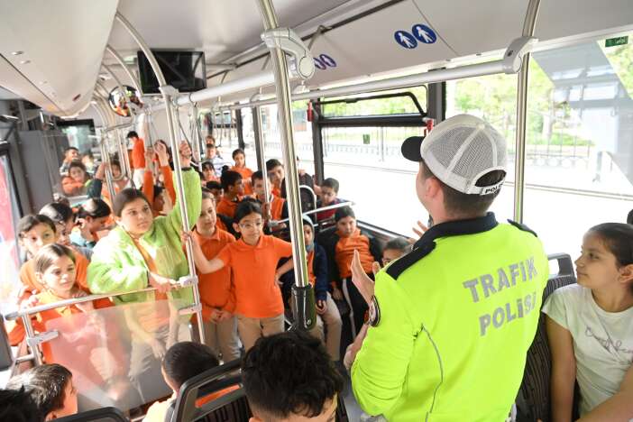 konyada-nezaket-otobusu-cocuklara-trafik-bilinci-asiliyor