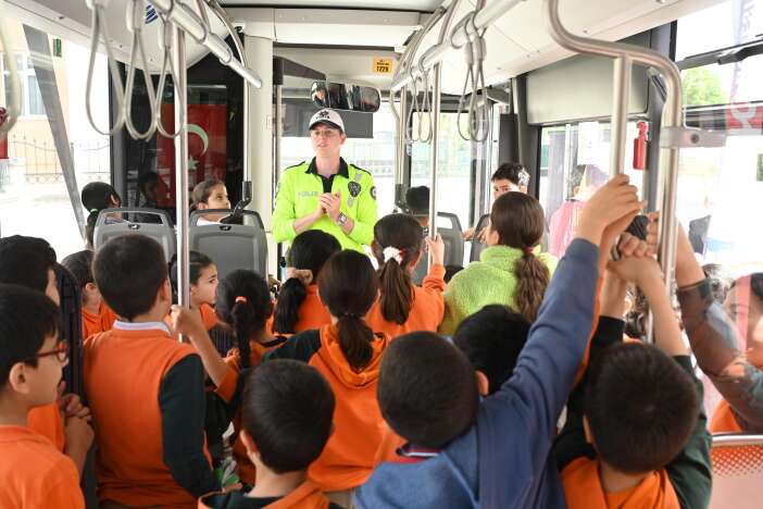 konyada-nezaket-otobusu-cocuklara-trafik-bilinci-asiliyor